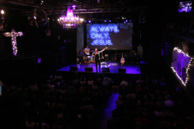 Sur cette photo du 14 juillet 2013, le pasteur Carl Lentz, au centre de la scène, dirige un service religieux Hillsong NYC à Irving Plaza à New York. (AP Photo / Tina Fineberg)