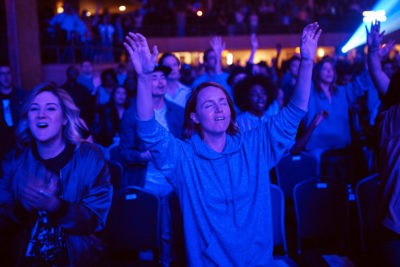 în acest Oct. 22, 2017 fotografie, oamenii se închină în timpul unui serviciu la Hillsong Church din New York. (AP fotografie / Andres Kudacki)