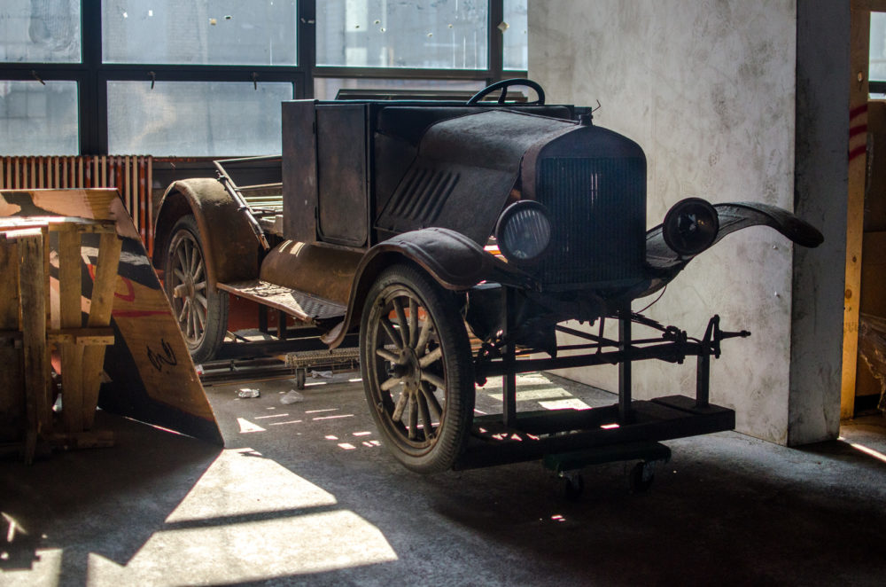 En el 808 de Commonwealth Avenue, construido como un concesionario de Cadillac y ahora un edificio de la BU, la antigua rampa de automóviles permanece y justo al lado de la rampa un primer modelo de Ford persiste, olvidado. (Sharon Brody/WBUR)