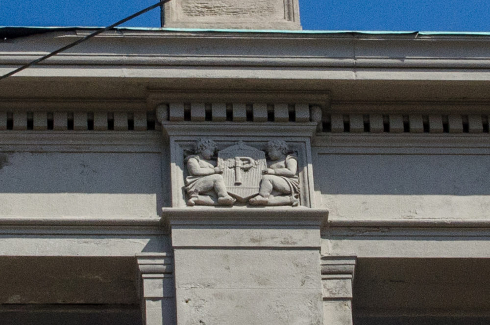 Budynek Packarda, zbudowany w 1910 roku u zbiegu Commonwealth Avenue i Brighton Avenue jako wielki salon samochodowy, a obecnie mieszczący apartamenty, wciąż posiada ornamenty Packard Motor Car. (Sharon Brody/WBUR)