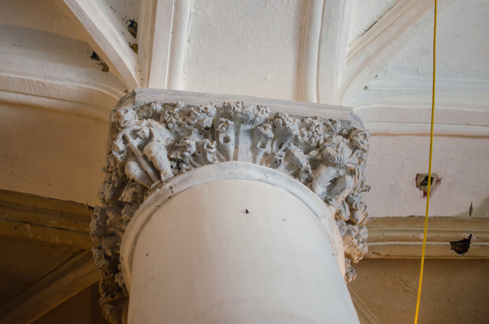 Nel 2019 il CFA Building della Boston University sarà sottoposto a lavori di ristrutturazione, i gargoyle originali di piloti e meccanici sono ancora visibili in cima alle colonne di quello che era un grande showroom Buick. (Sharon Brody/WBUR)