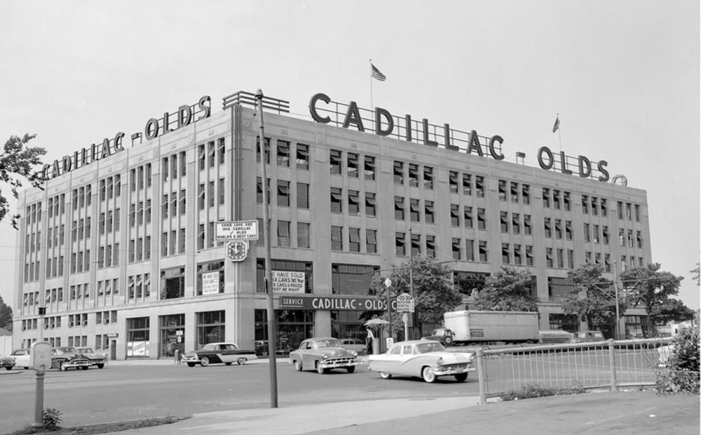 El edificio Peter Fuller del 808 de la avenida Commonwealth fue construido como concesionario de Cadillac en 1927. Aquí se muestra en la década de 1950, y ahora es utilizado por la Universidad de Boston.