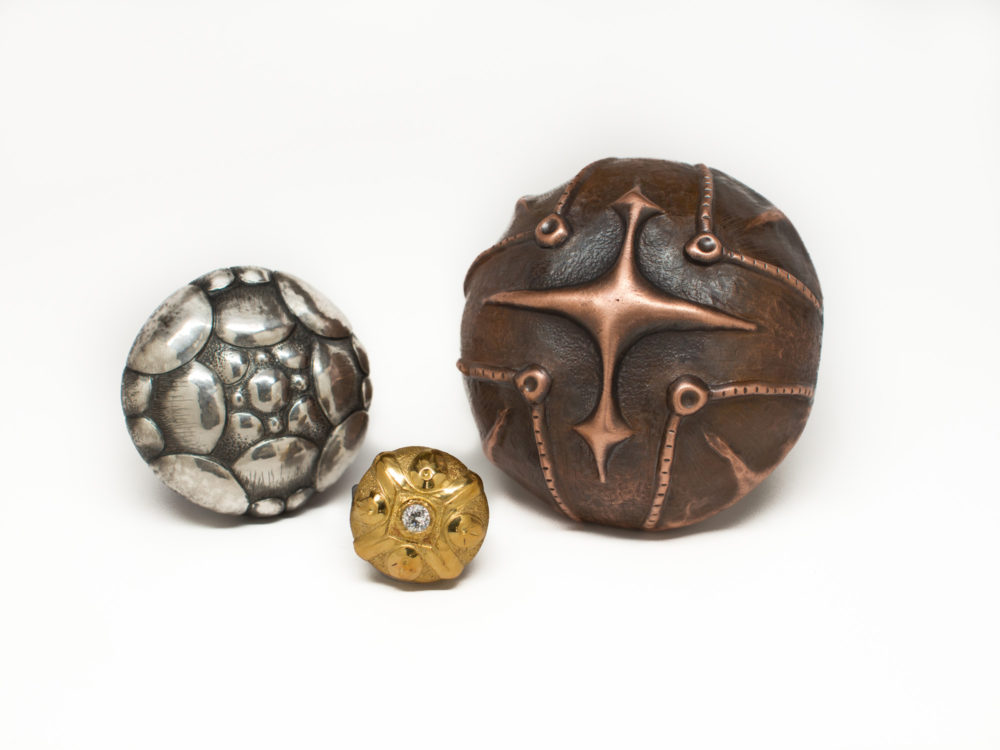 Adam Whitney for Radical Jewelry Makeover, "Ag" and "Au" brooches, 2014. (Courtesy Yamamoto)