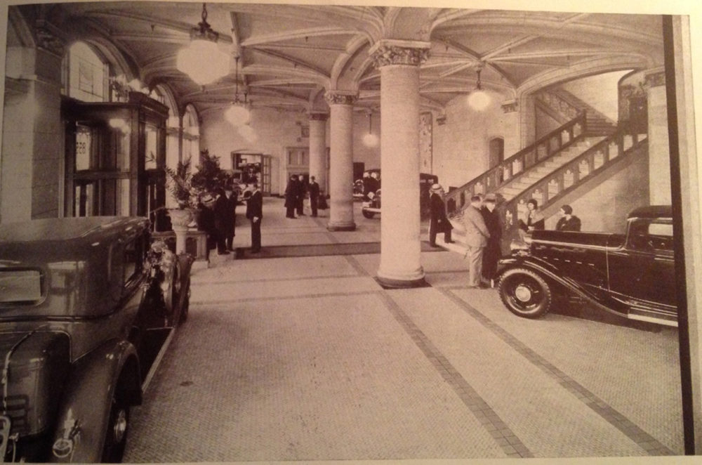  De showroom van het Noyes Buick-gebouw aan 855 Commonwealth Avenue in de jaren 1930. Gebouwd in 1917, is het nu de thuisbasis van Boston University's College of Fine Arts. 