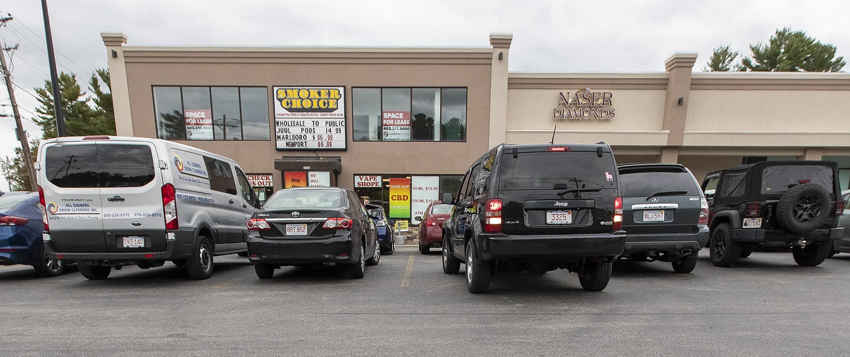 The parking lot in front of Smoker Choice in Salem, New Hampshire, was filled with cars from Massachusetts on a recent day. (Jesse Costa/WBUR)