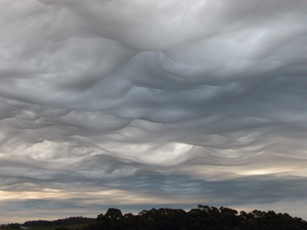 加里·麥克阿瑟（Gary McArthur）在澳大利亞塔斯馬尼亞州伯尼（Burnie）上發現了Asperitas雲，並發表在雲讚賞協會（Cloud Appreciation Society）的《一天的雲》中。 （加里·麥克阿瑟）