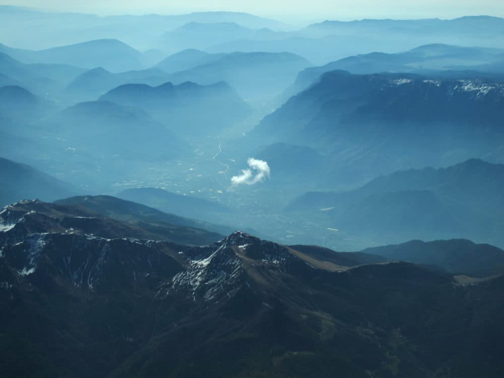 約翰·加爾（John Gale）在瑞士阿爾卑斯山的駕駛艙上發現了積雲，並在雲鑑賞協會的《一天的雲》中發表。 （約翰·蓋爾）