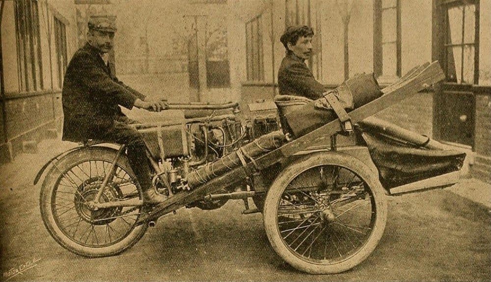 Auguste Pons (left) and his co-driver Oscar Foucauld (right) on the 1906 Contal Monotri. (Public Domain)