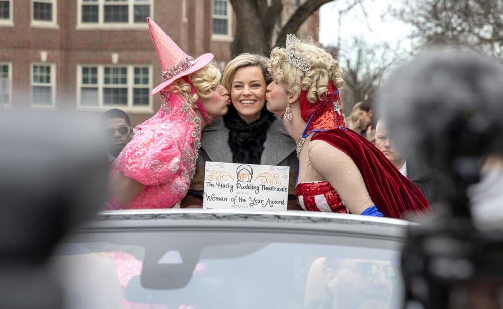 Elizabeth Banks, Femme de l'année du Hasty Pudding Theatricalsâ   2020, traverse Cambridge avec des acteurs de Hasty Pudding. (Robin Lubbock / WBUR)