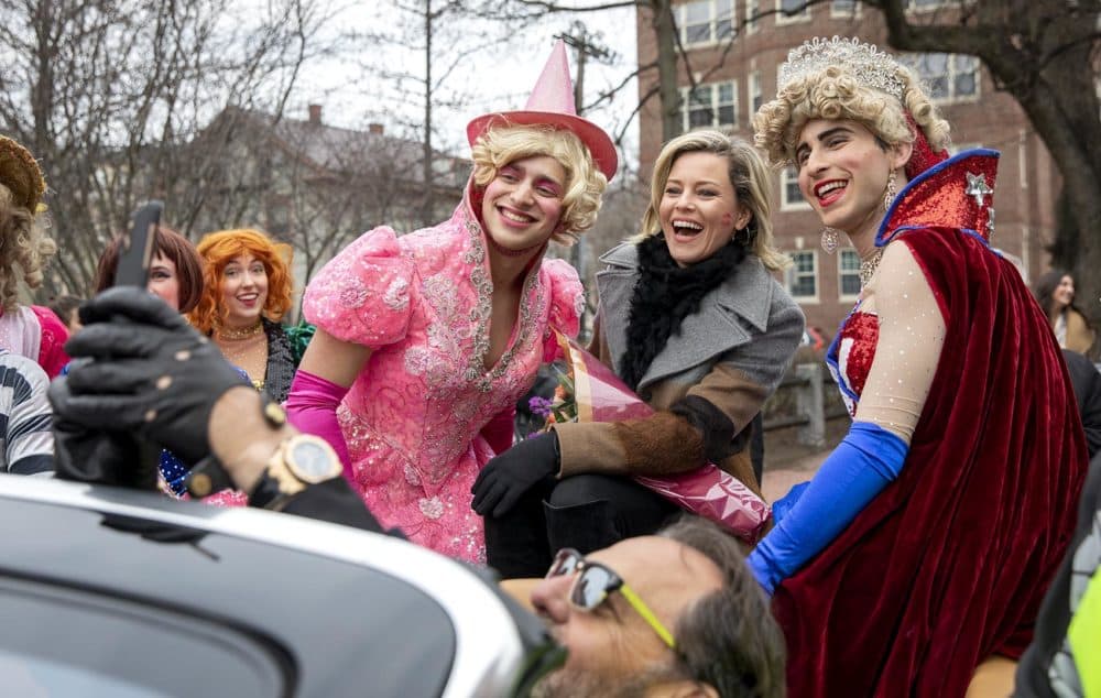 Elizabeth Banks, Femme de l'année 2020 de Hasty Pudding Theatricalsâ  , s'arrête pour une photo avec des acteurs de Hasty Pudding. (Robin Lubbock / WBUR)