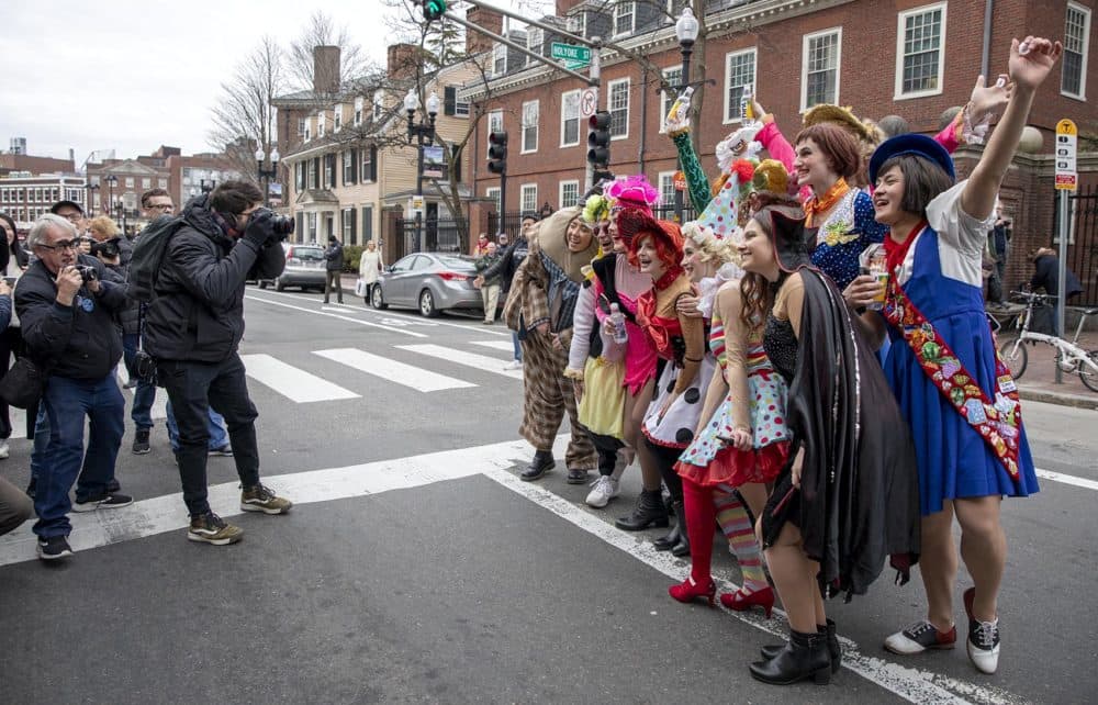 L'equipaggio Hasty Pudding conduce la parata annuale lungo Massachusetts Avenue. (Robin Lubbock / WBUR)
