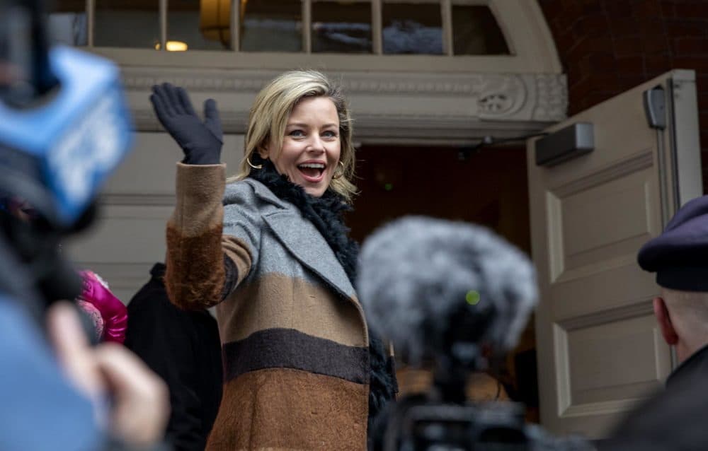 Elizabeth Banks, Femme de l'année 2020 de Hasty Pudding Theatricalsâ , salue la foule rassemblée devant Farkas Hall. (Robin Lubbock / WBUR)