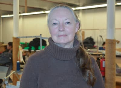Jeanine Duquette cofundó Good Clothing Company en 2014 después del colapso de la fábrica Rana Plaza. (Allison Hagan/Aquí Ahora)
