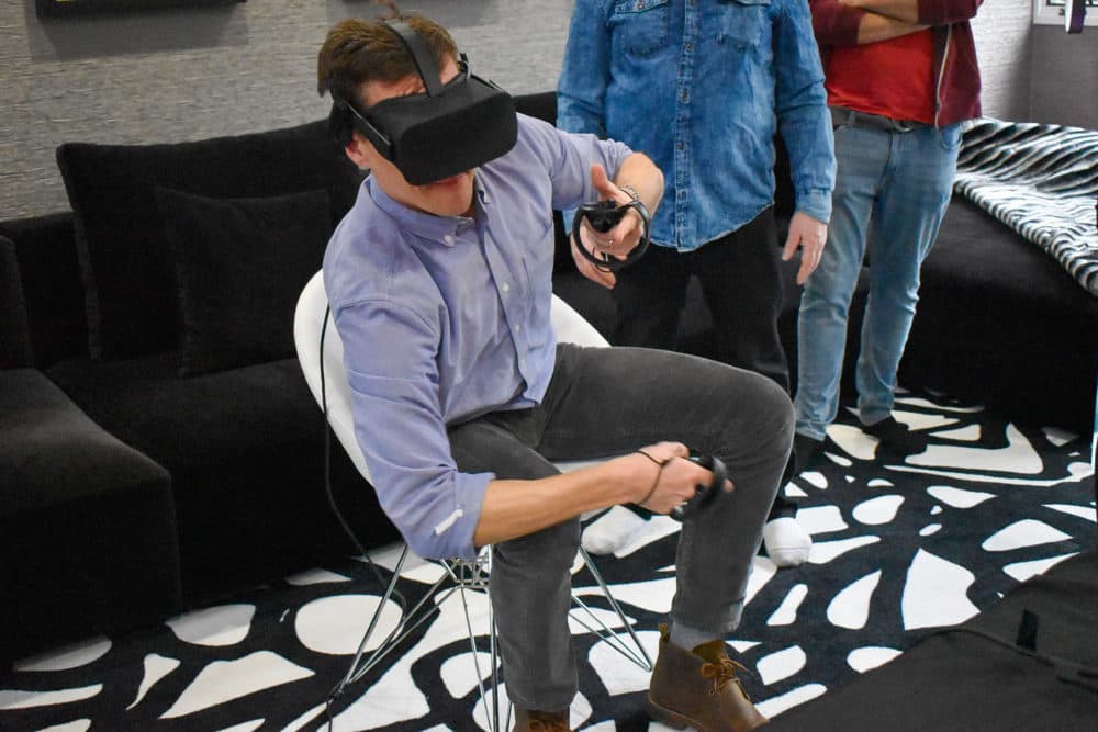 Peter & Dowd de Here & Now está dando su primer giro a la realidad virtual con el nuevo juego "Orion13".  (Allison Hagan / Aquí y ahora)