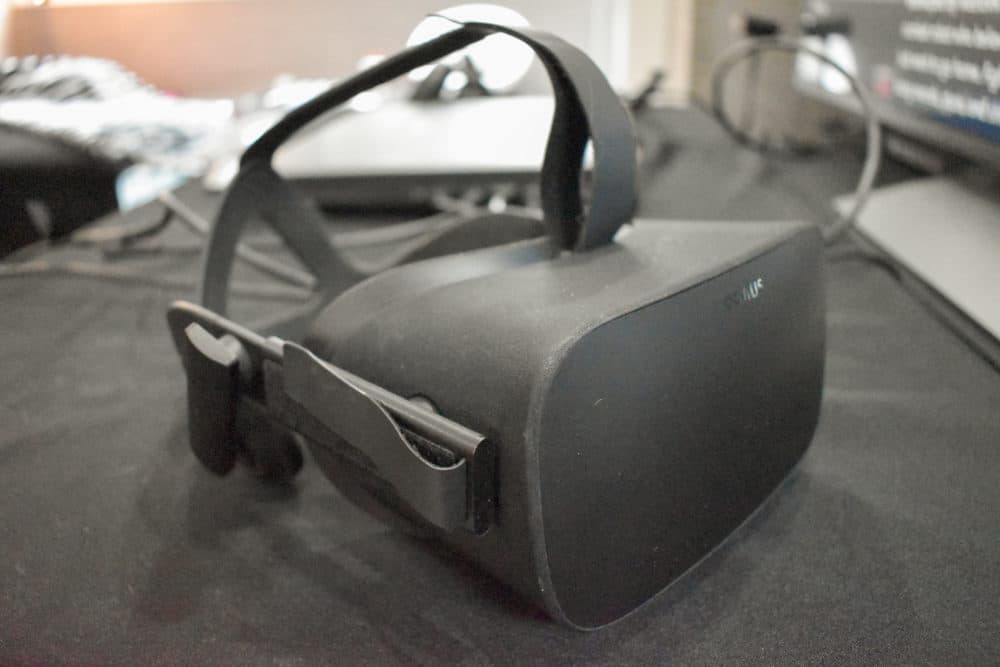 Los fabricantes de auriculares VR, Oculus y Valve, vendieron algunos modelos durante las vacaciones, con retrasos de envío de más de un mes.  (Allison Hagan / Aquí y ahora)