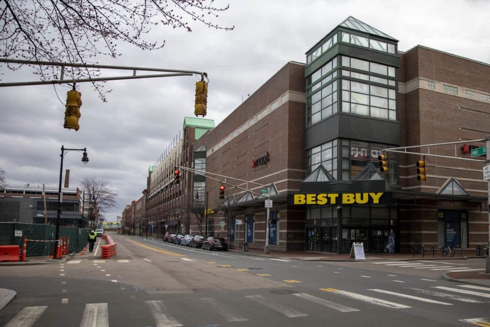 With the Cambridgeside Galleria closed, First Street is deserted. (Robin Lubbock/WBUR)