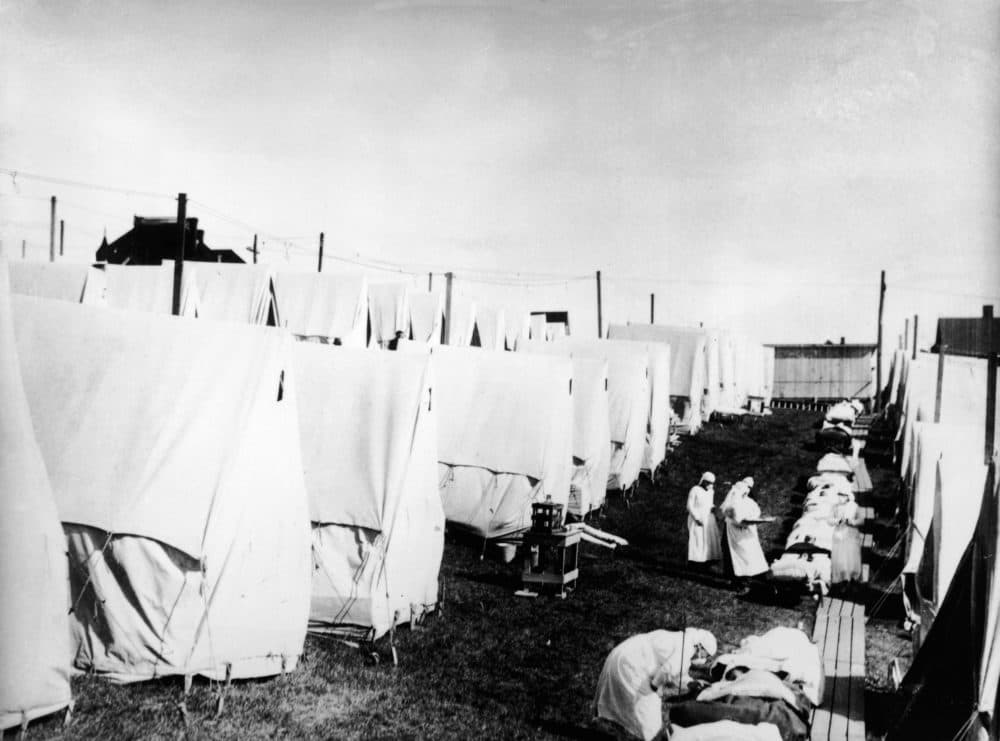 In 1918, the world faced a similar situation to today's coronavirus pandemic. (Hulton Archive/Getty Images)