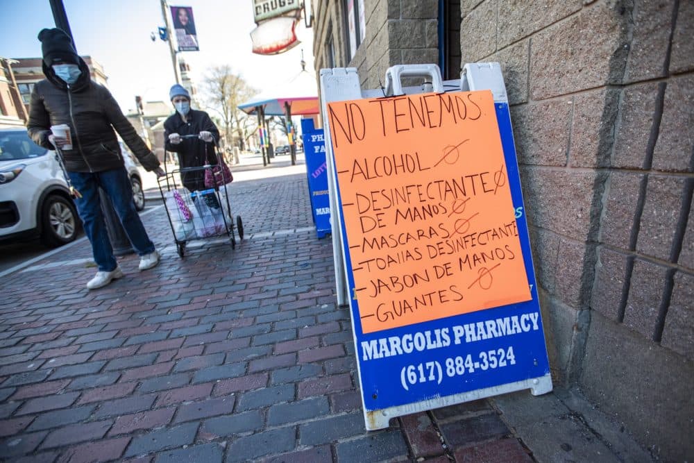 Un letrero en la Farmacia Margolis en Chelsea que indica, en español, que no tienen muchos de los artículos necesarios para que las personas combatan la pandemia de COVID-19. (Jesse Costa/WBUR)