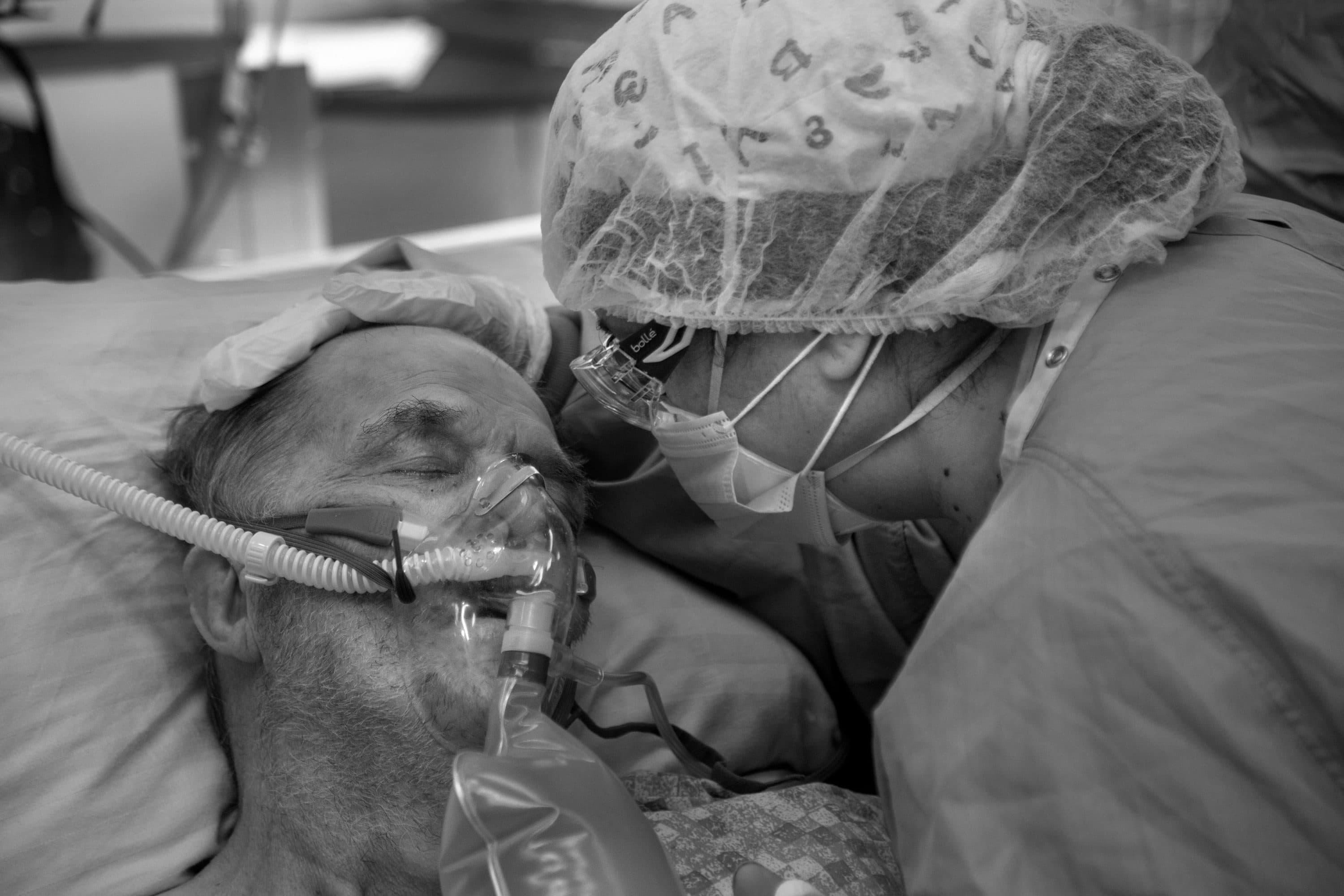 hospital-photographer-says-documenting-the-pandemic-poses-a-unique