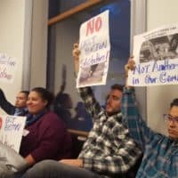 En una reunión comunitaria en Chelsea, los miembros de la comunidad registran su desacuerdo con el plan de colocar una subestación eléctrica de alto voltaje en East Boston (Cortesía de GreenRoots)