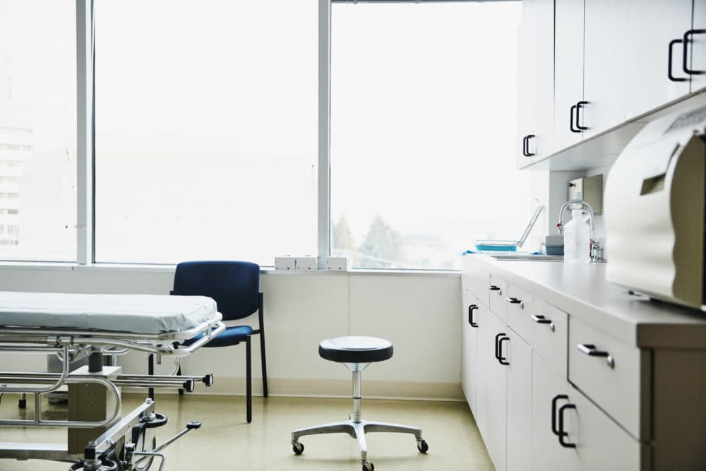 Un cuarto médico de hospital vacío. (Thomas Barwick/Getty Images)
