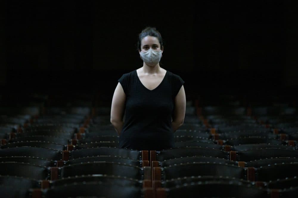 violista Mary Ferrillo la sala Simfonică. (Jesse Costa / WBUR)