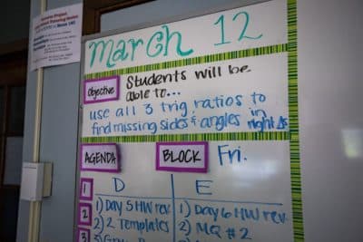 Un tableau blanc dans une salle de classe avec les devoirs de la journée, datés du 12 mars, le dernier de l'école à Brookline avant la suspension des cours en raison de la pandémie de coronavirus. (Jesse Costa / WBUR)