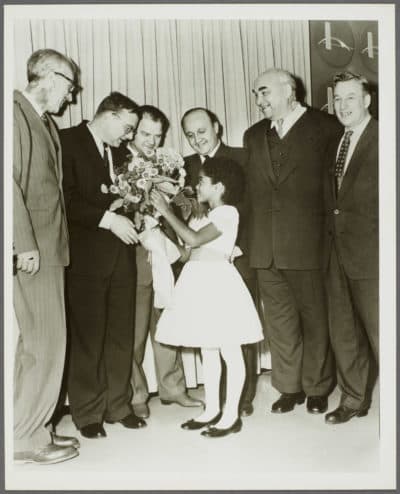 Virginia Kay prezintă flori compozitorului Dmitri șostakovici la întoarcerea sa dintr-o călătorie a Departamentului de stat în Uniunea Sovietică împreună cu tatăl ei în 1959. (Prin amabilitatea Rare Book and Manuscript Library, Columbia University)