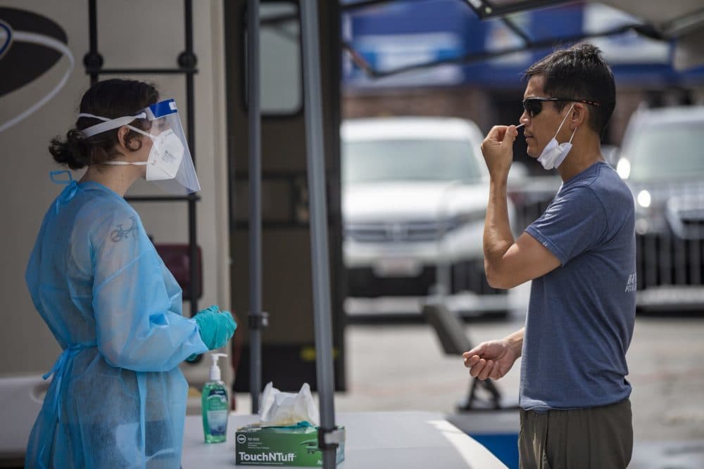 Un residente de Chelsea realiza una prueba de COVID-19. (Jesse Costa/WBUR)