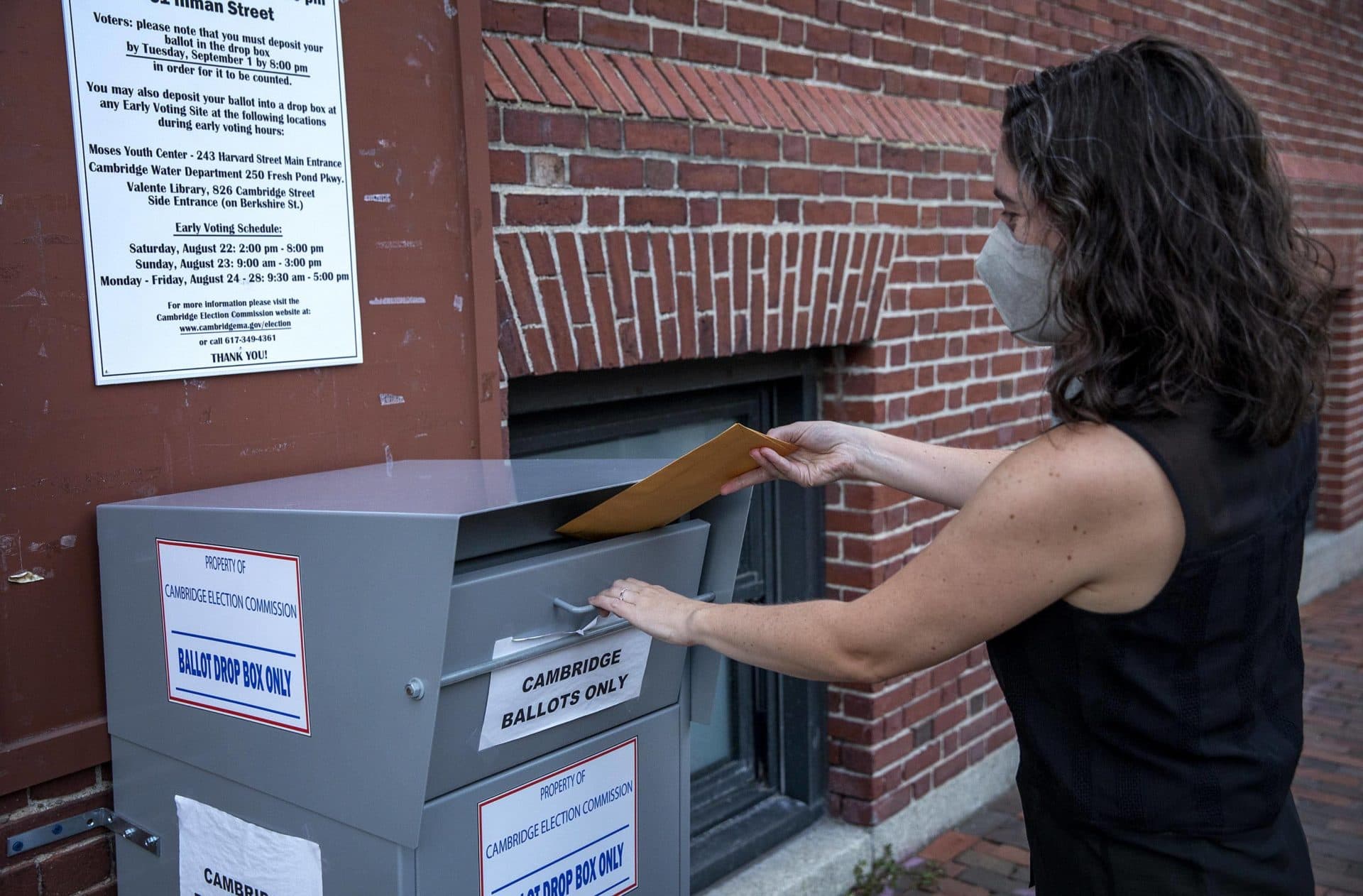 en Massachusetts-väljare placerar sin röst i Cambridge-omröstningen dropbox före Statens primära. (Robin Lubbock / WBUR)