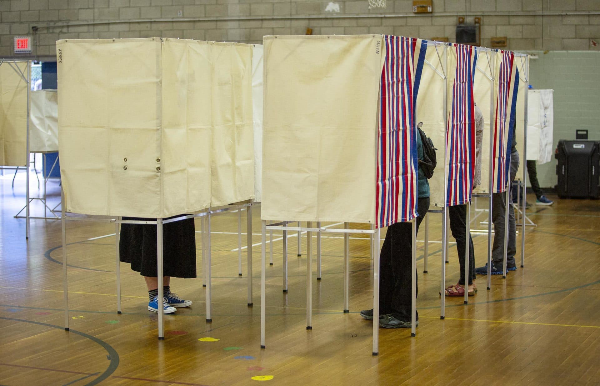Voting booths fill up early at the polling station on Linnaean St. (Robin Lubbock/WBUR)