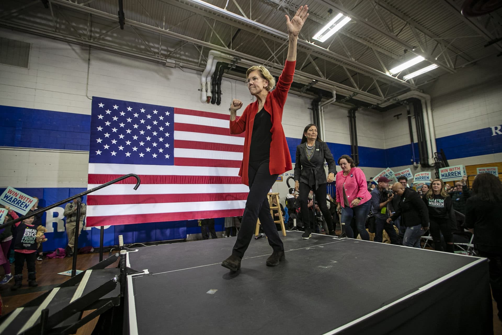 Presidential candidate Elizabeth Warren wrpas up her speech atr a campaign event at Rundlett Mddle School in Concord, NH. (Jesse Costa/WBUR)