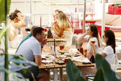 People enjoy outdoor dining along the Yarra River on November 19, 2020 in Melbourne, Australia. Victoria has recorded 20 consecutive days without a new coronavirus case. Lockdown restrictions in Melbourne were lifted on 28 October, after strict measures were imposed on 2 August 2020 following a second wave of COVID-19 cases in the community. (Darrian Traynor/Getty Images)