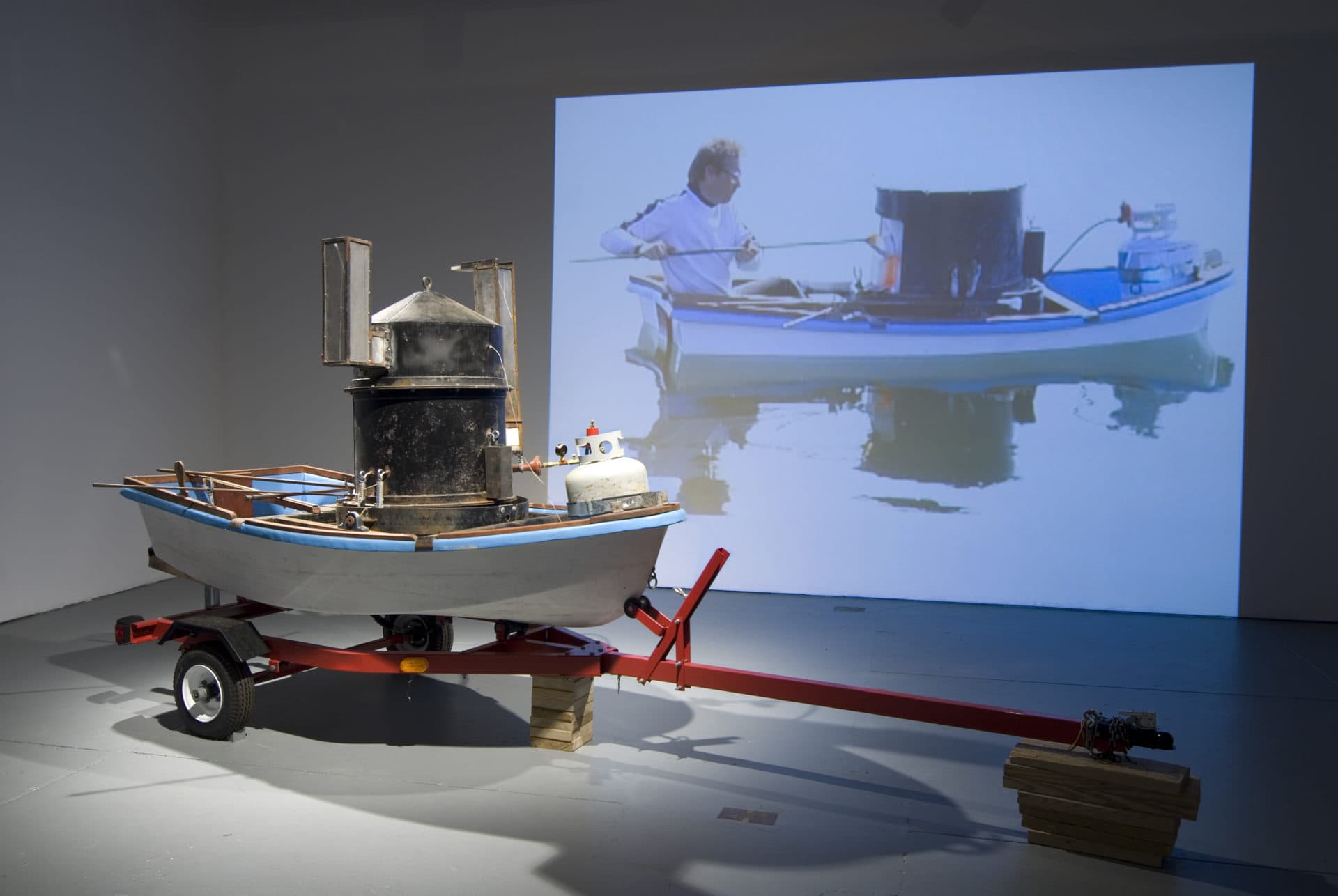 Chris Taylor "Precaución para embarcaciones pequeñas," El estudio de soplado de vidrio está construido en una canoa lanzada al Océano Atlántico, en exhibición en Real Art Ways en Hartford, Connecticut.  (Cortesía del artista)