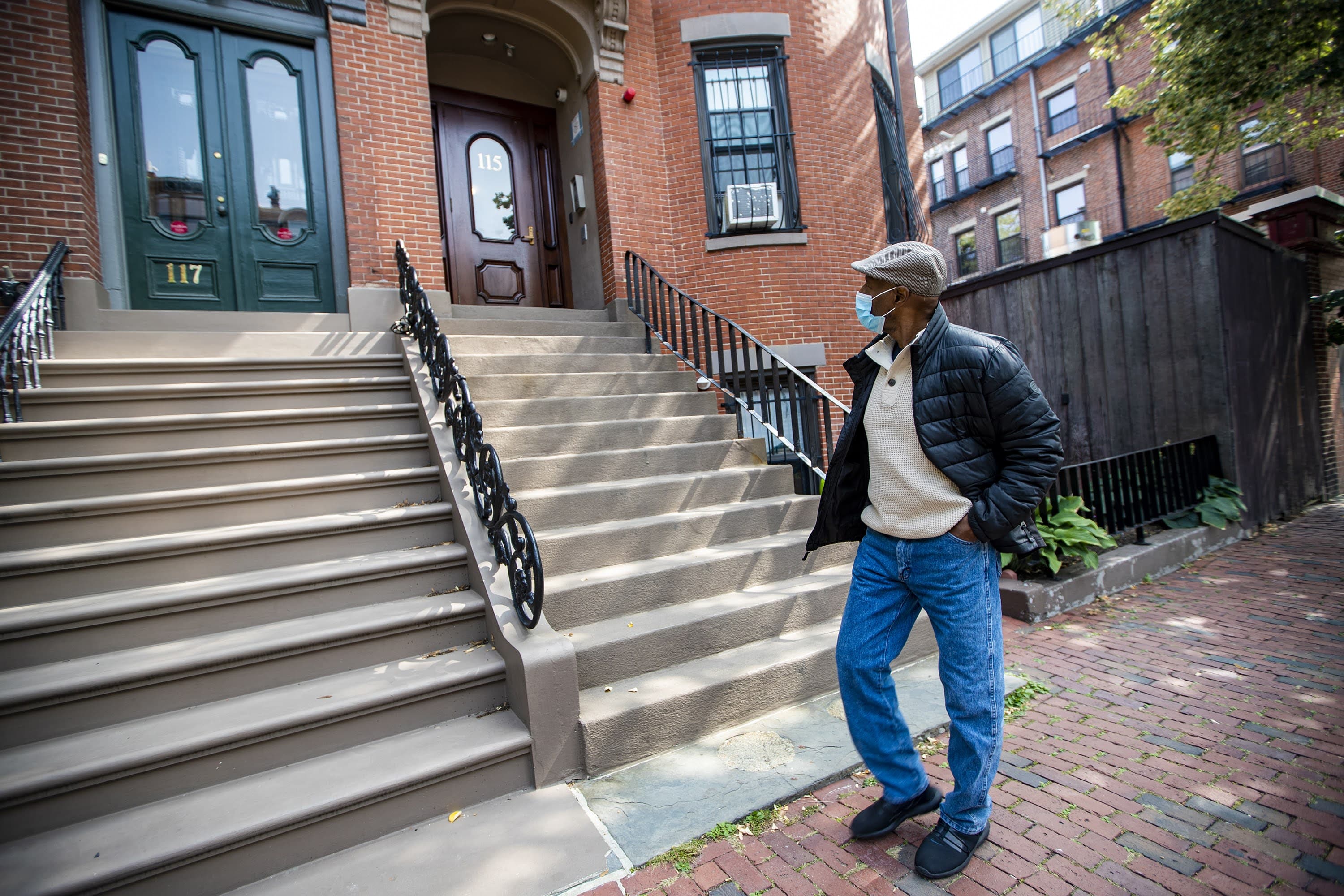 Charles Clark, de Tenants 'Development Corp., pasa junto a un apartamento en South End, una de las propiedades de viviendas asequibles administradas por la organización sin fines de lucro. (Jesse Costa / WBUR)