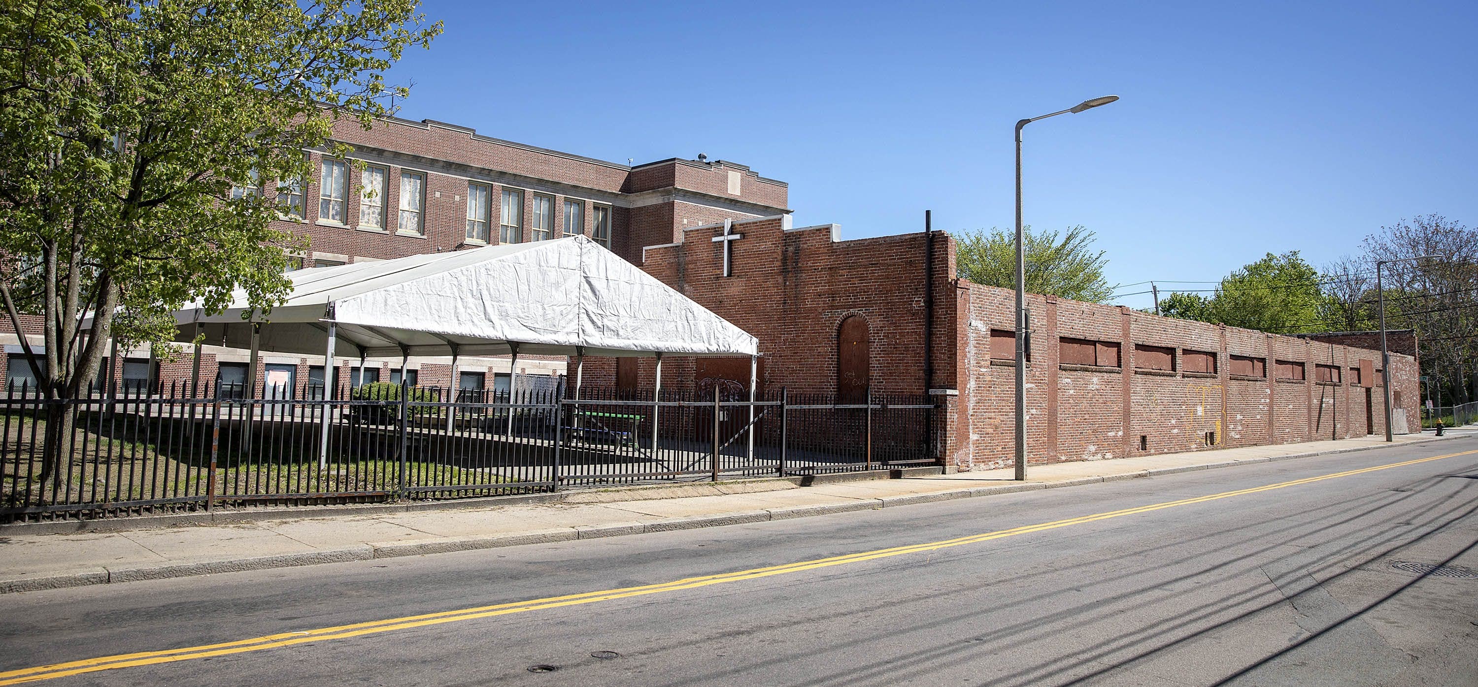 El edificio de la iglesia abandonada junto a la Escuela Greenwood en Dorchester. (Robin Lubbock / WBUR)