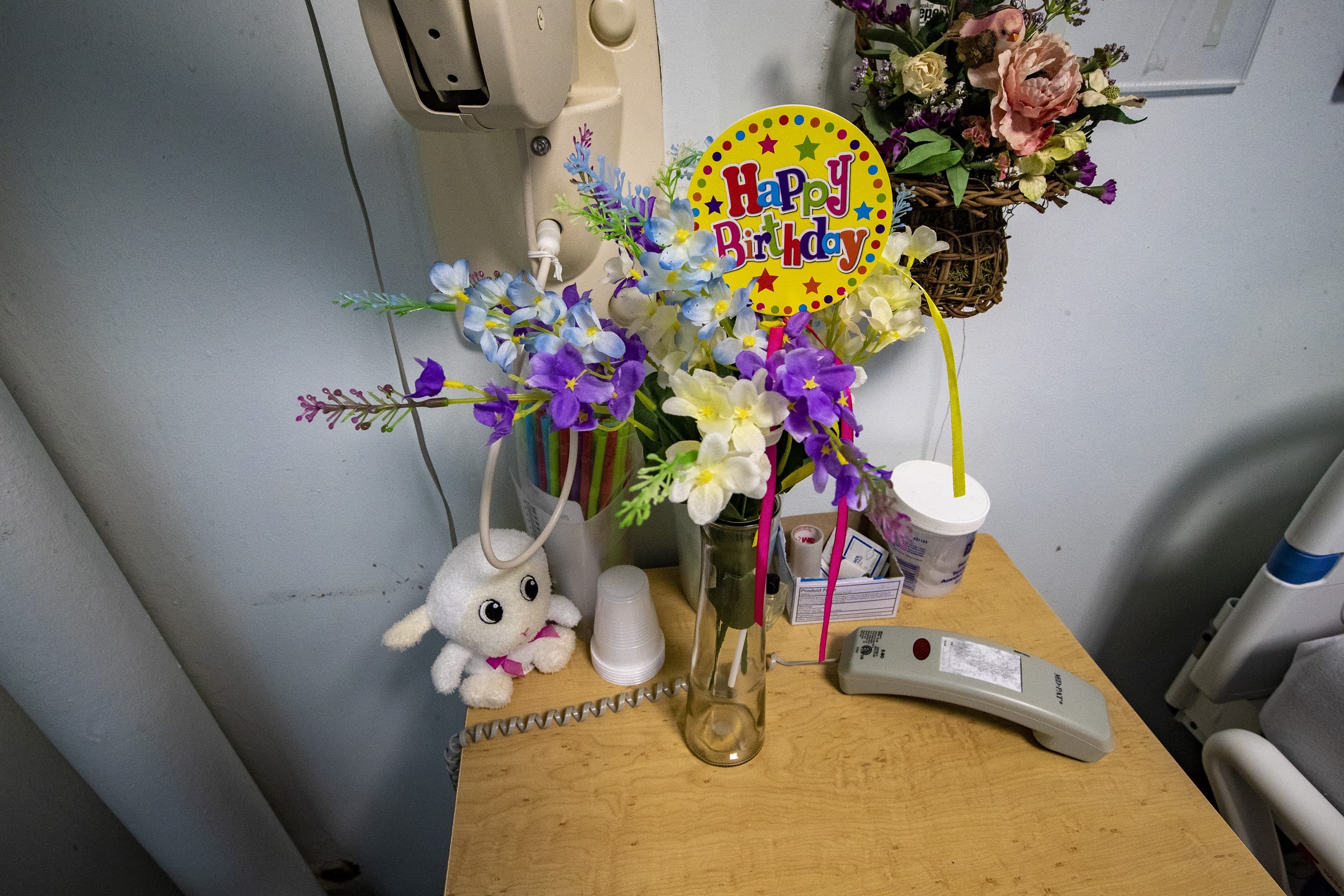 Nora Ketter recibió flores por su 75 cumpleaños en abril, que fue tres años después de que ingresara en el hospital de Clinton. (Jesse Costa / WBUR)