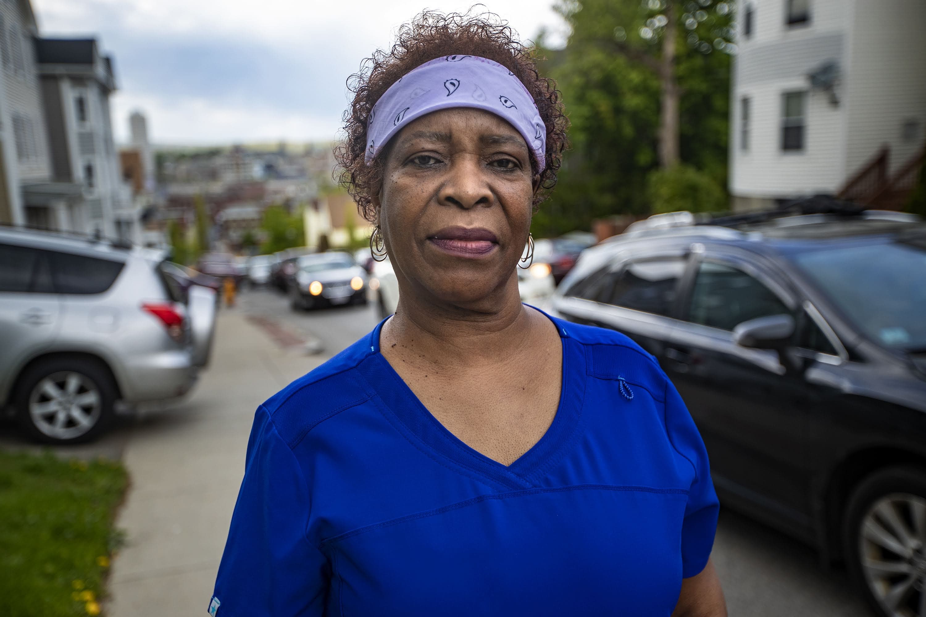 La hermana de Nora Ketter, Georgia Dennis, frente a su casa en Worcester. (Jesse Costa / WBUR)