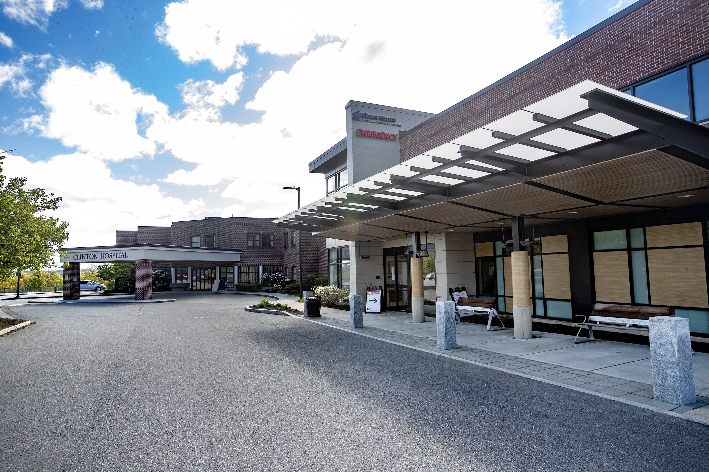 El exterior del Hospital Clinton de UMass Memorial Health. (Jesse Costa / WBUR)