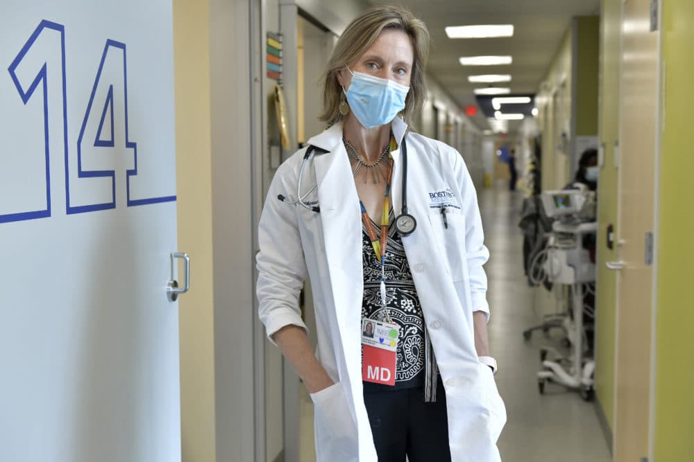 Dra. Katherine Gergen Barnett, directora del programa de residencia en medicina familiar en el Boston Medical Center, jueves 3 de junio de 2021 (Josh Reynolds / AP)