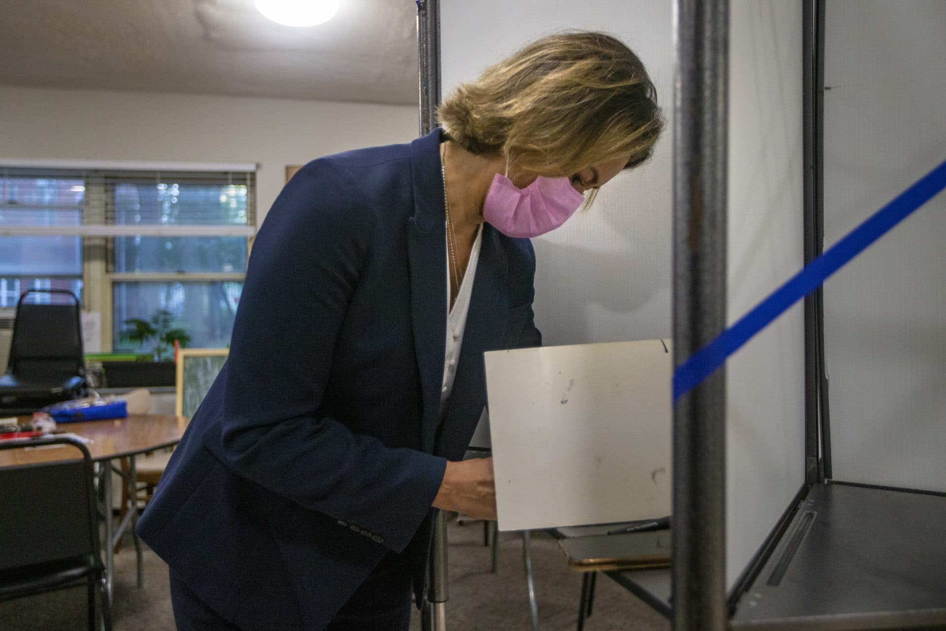 Annissa Essaibi George marca su boleta en una cabina de votación en Bellflower Street en Dorchester el martes por la mañana. (Jesse Costa / WBUR)