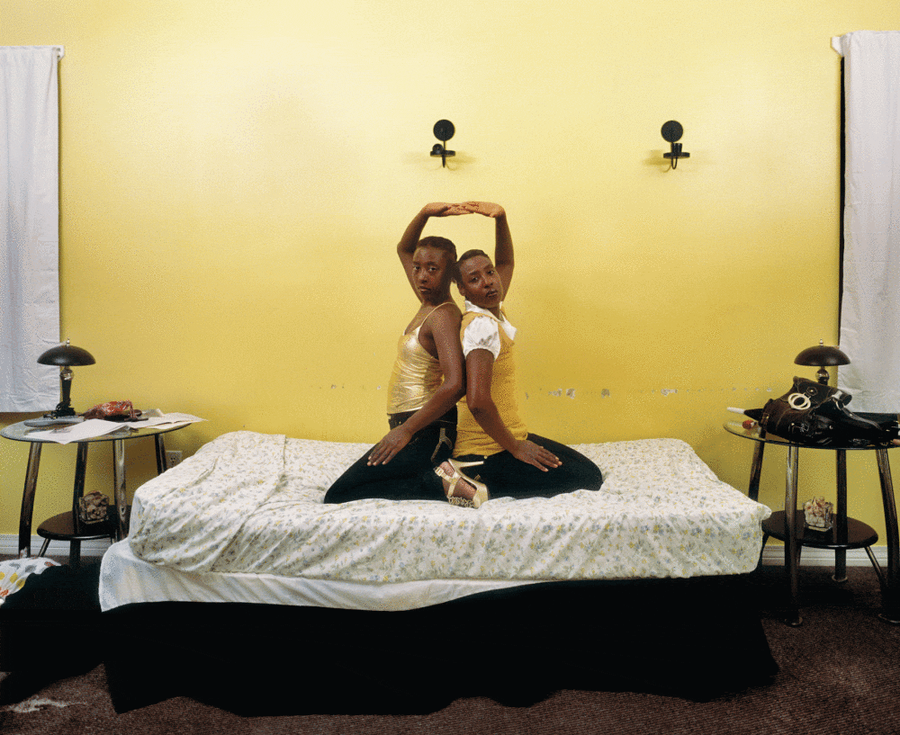 Deana Lawson, "Roxie and Raquel, New Orleans, Louisiana," 2010. (Courtesy the artist; Sikkema Jenkins & Co., New York; and Rhona Hoffman Gallery, Chicago)