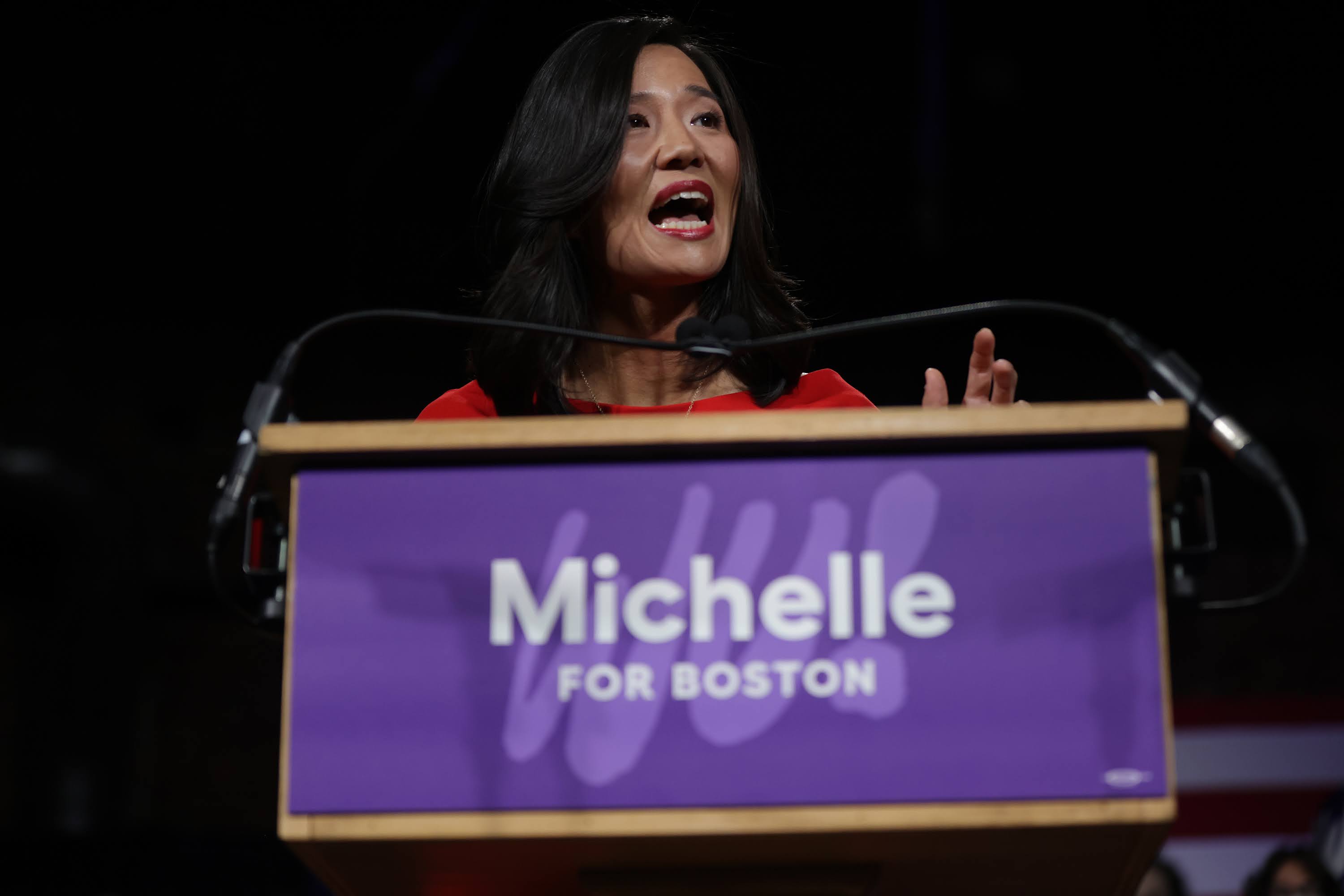 Michelle Wu habla con sus seguidores después de ganar la carrera por la alcaldía de Boston. (Jesse Costa / WBUR)