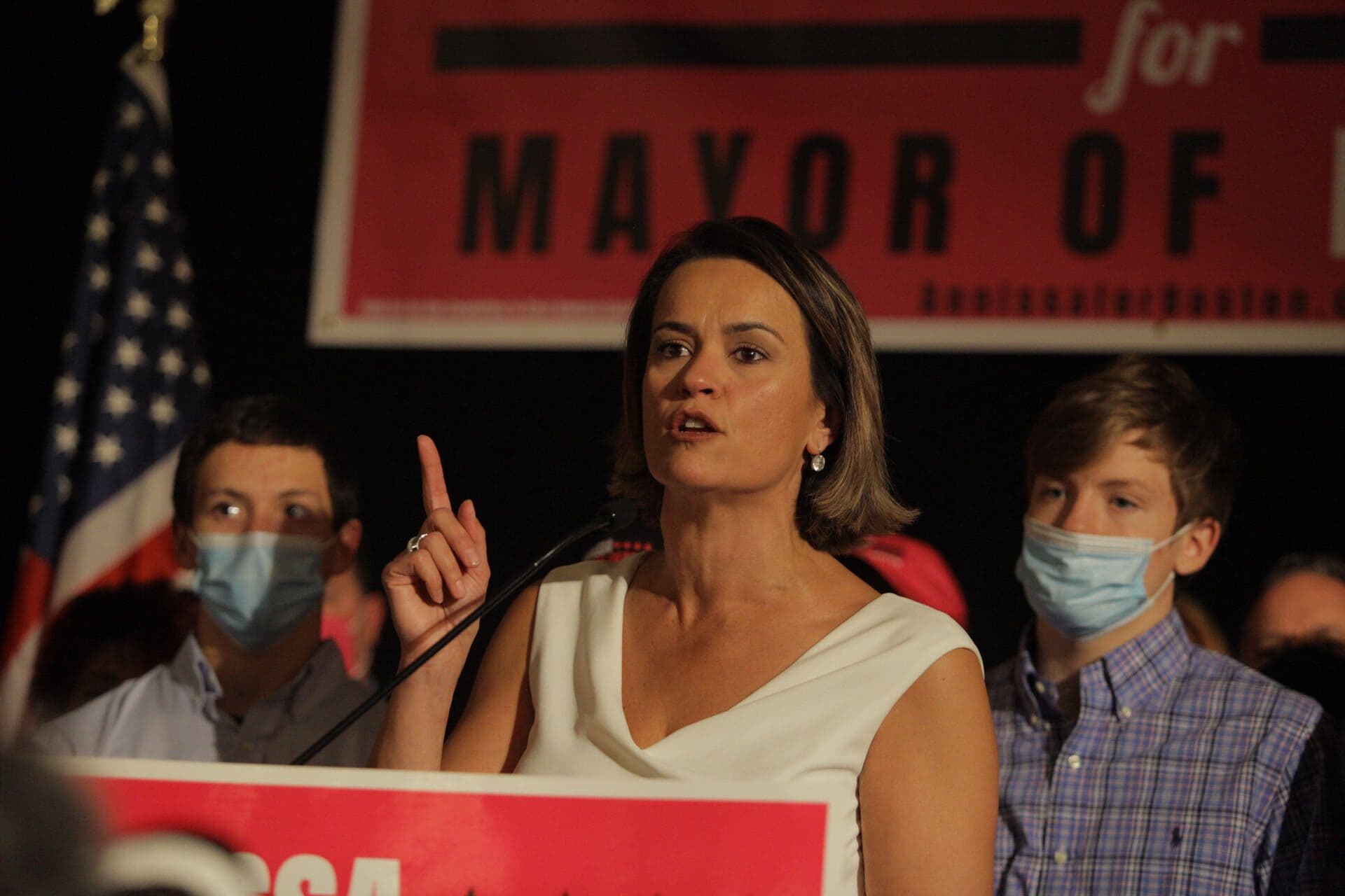 Annissa Essaibi George habla con sus partidarios después de conceder a Michelle Wu la noche de las elecciones. (Robin Lubbock / WBUR)