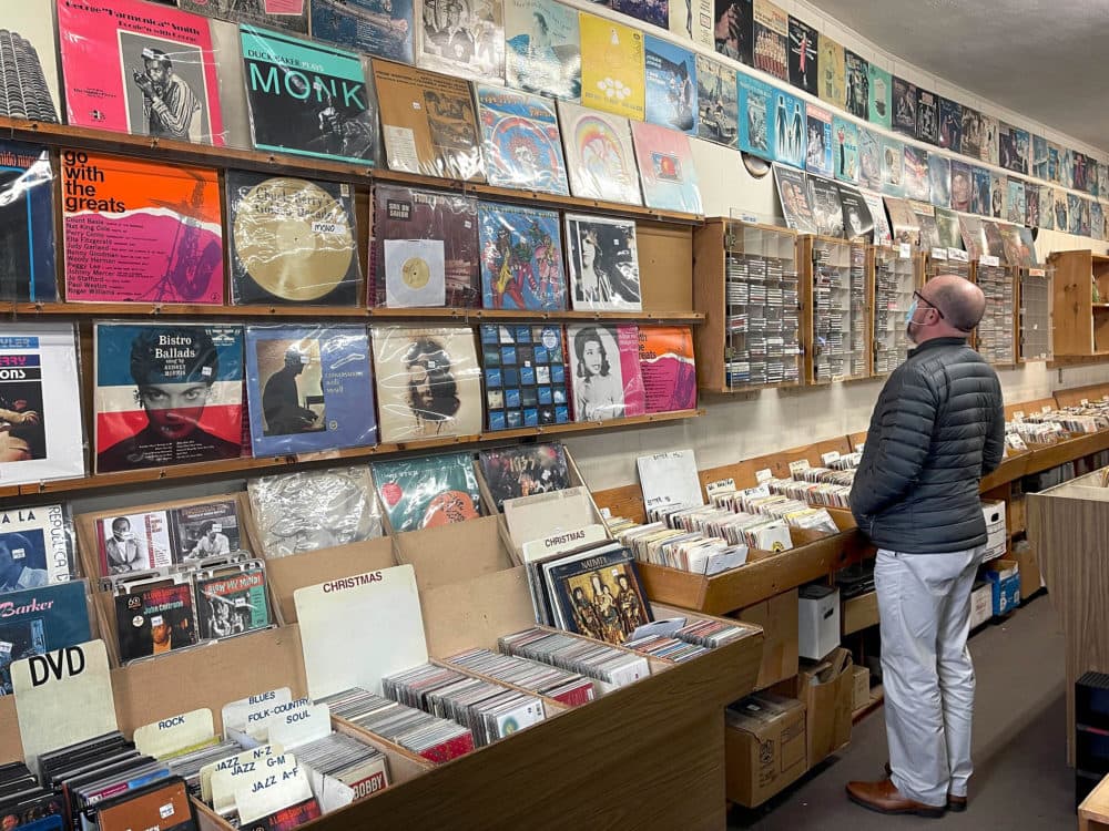 Streaming rules, but vinyl still grooves: Record stores see new generation of shoppers - Vimarsana News