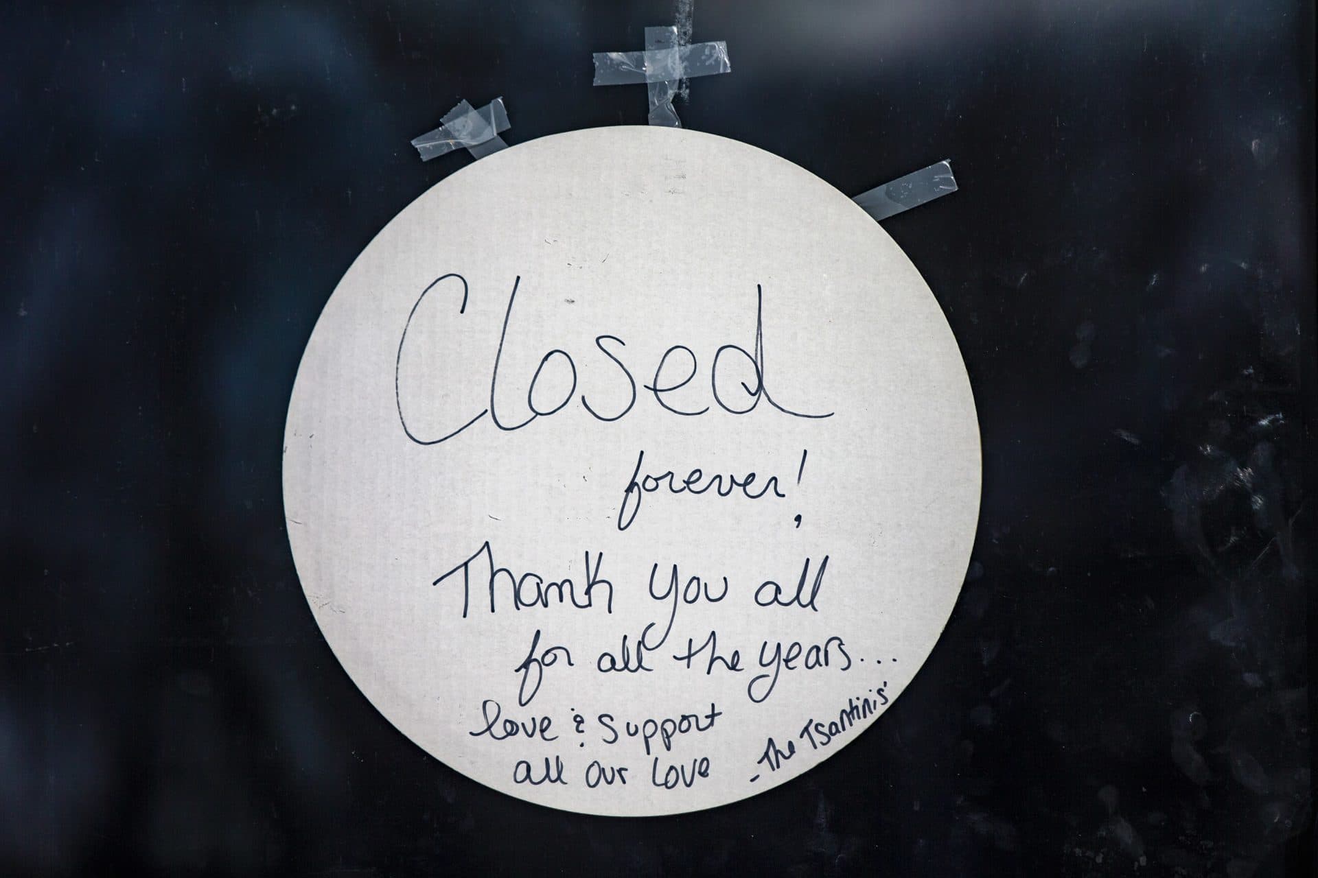 A “closed” sign on the door of Athens Pizza in Brimfield thanking the community for the many years of support. (Jesse Costa/WBUR)
