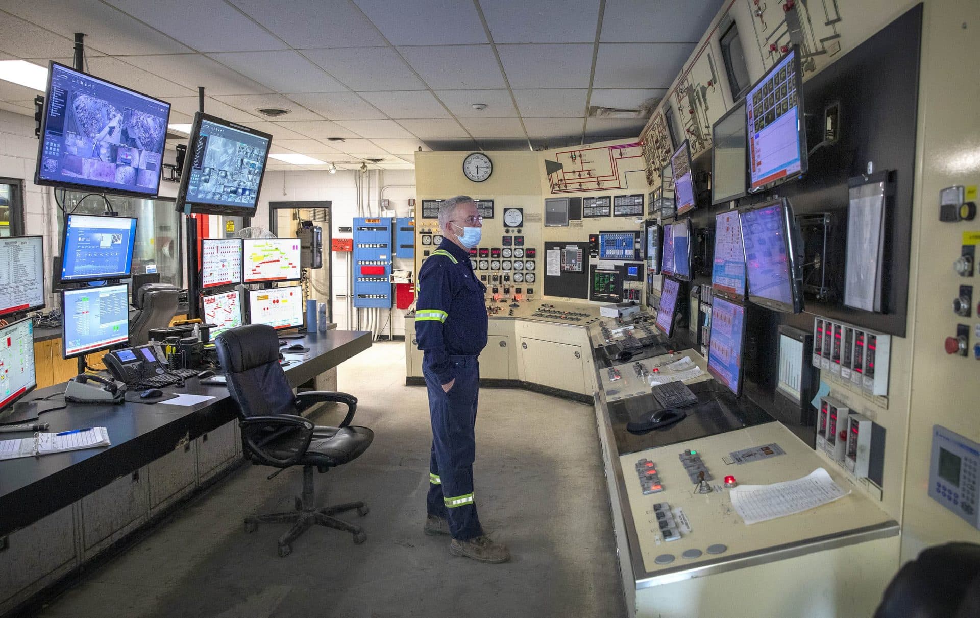 Control Room Operator Tim Shea keeps an eye on the processes of incineration and power generation at Covanta's Haverhill waste facility. (Robin Lubbock/WBUR)