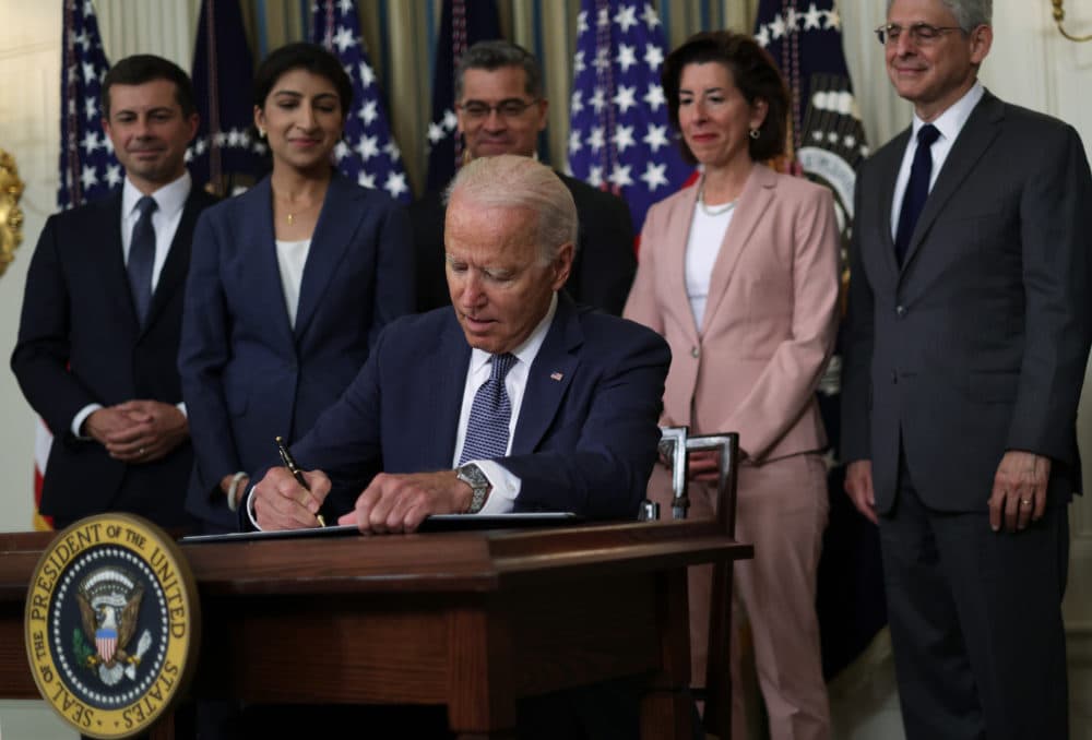President Biden signs an executive order “promoting competition in the American economy.”  (Alex Wong/Getty Images)