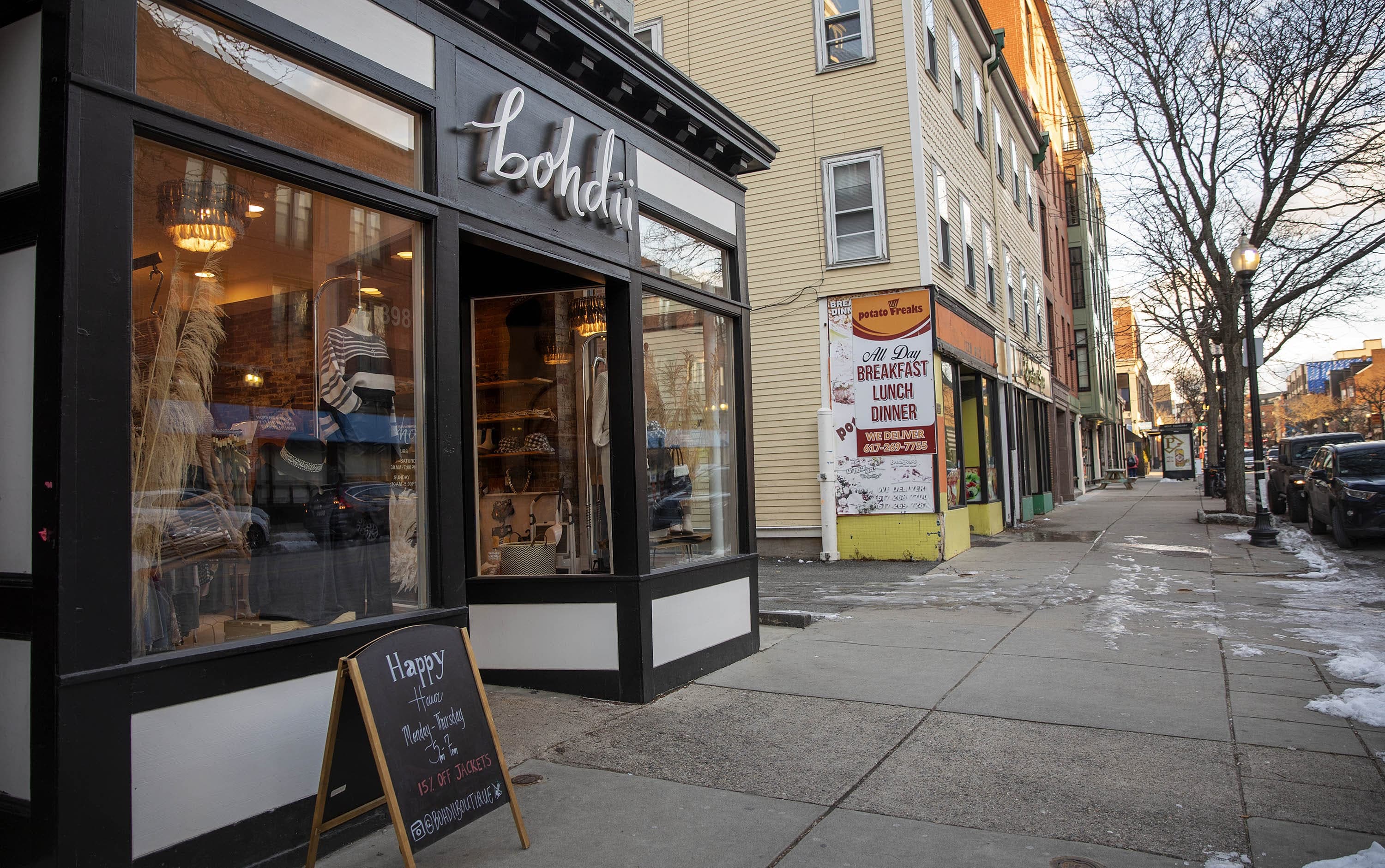 Bohdii es una boutique en 398 West Broadway. Las próximas tiendas en la calle son un restaurante cerrado y un spa. (Robin Lubbock/WBUR)