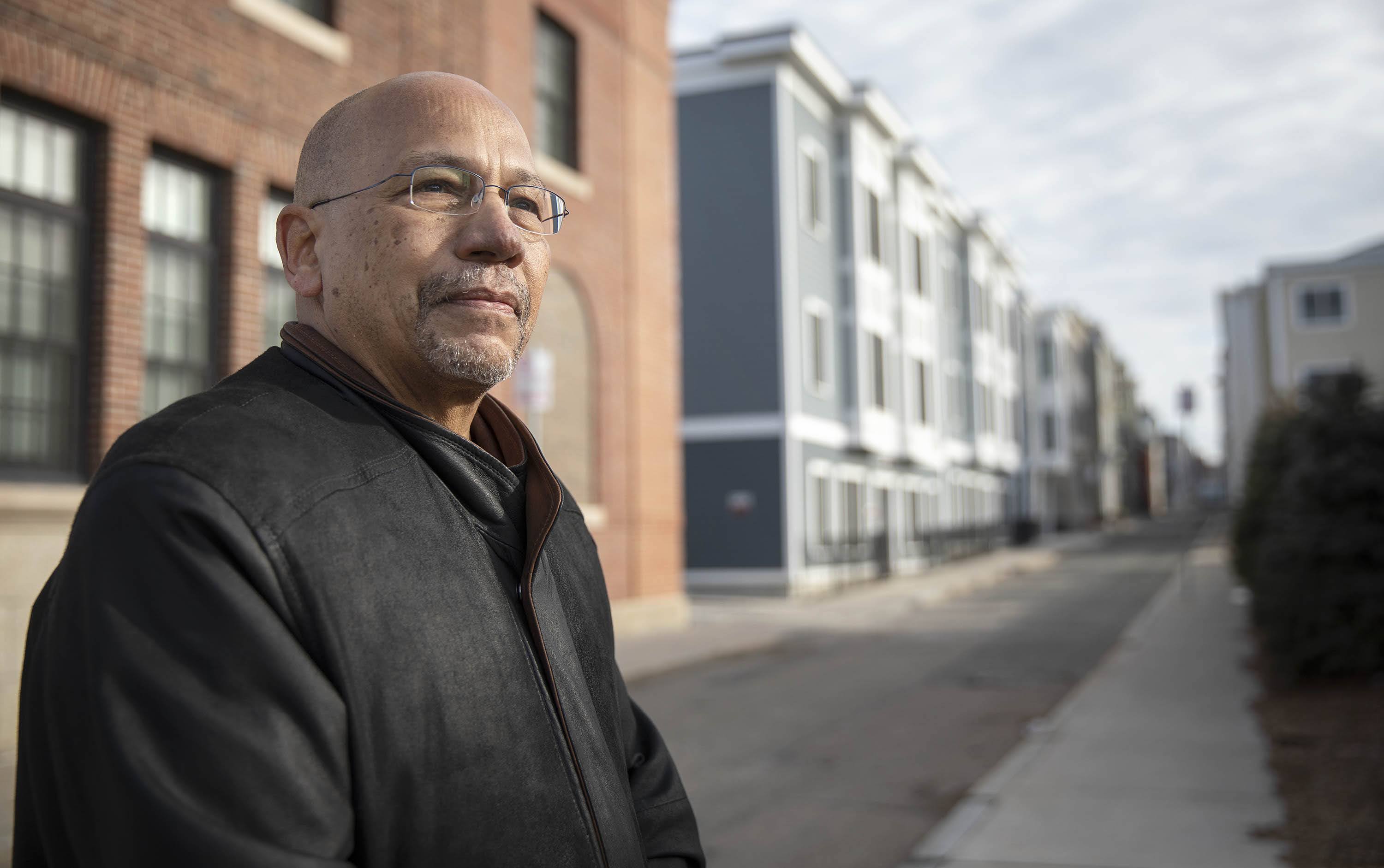 James Jennings, profesor emérito de política y planificación urbana y ambiental en la Universidad de Tufts, en Athens Street en el sur de Boston. (Robin Lubbock/WBUR)